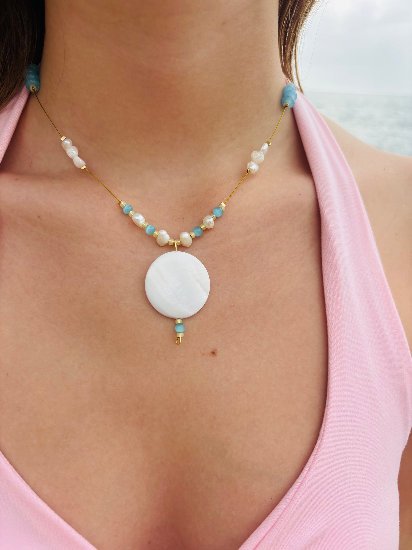 Woman wearing Luz del Mar beachy necklace